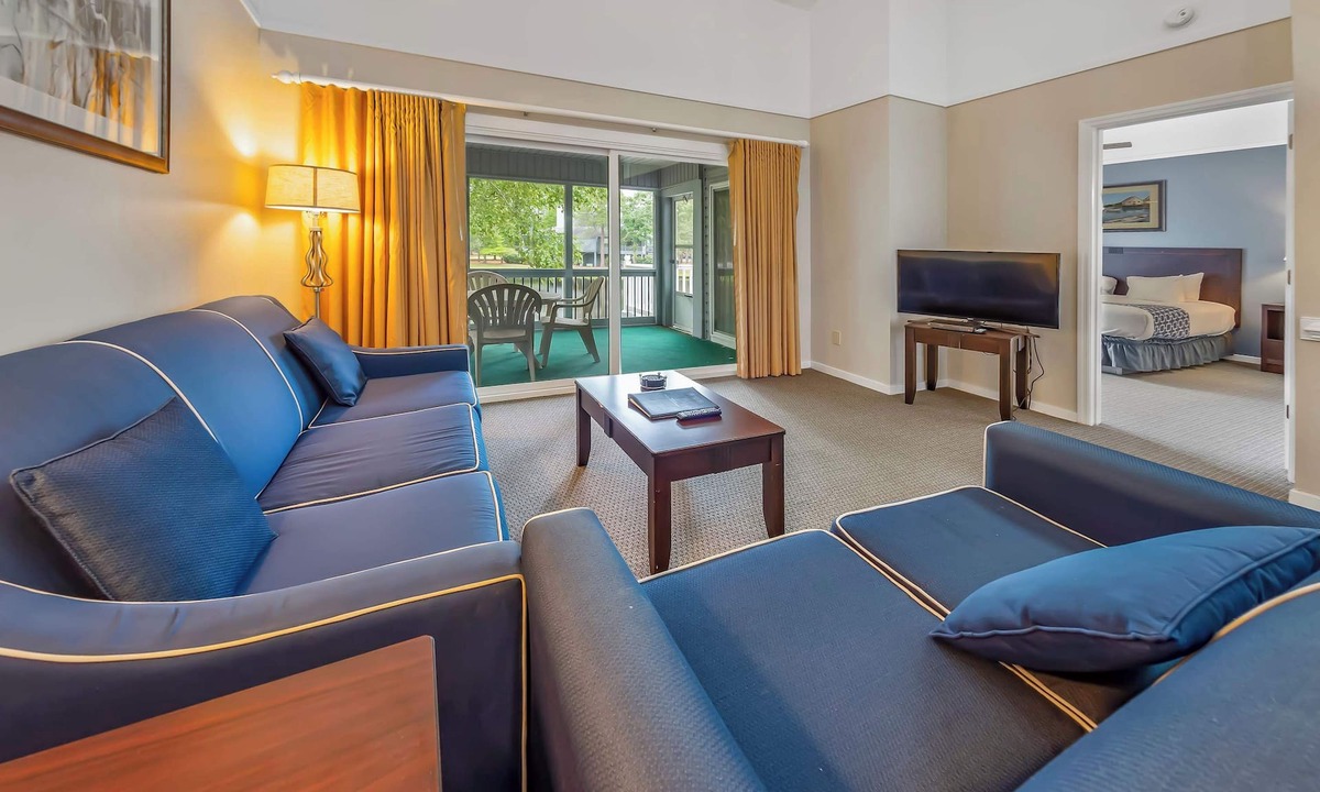 Fairfield Harbour Condo | Lakefront Condo with Jacuzzi, Pool & Resort Access!