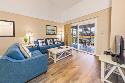 Fairfield Harbour Apartment | Lakefront Condo with Pools Gym & Hot Tub
