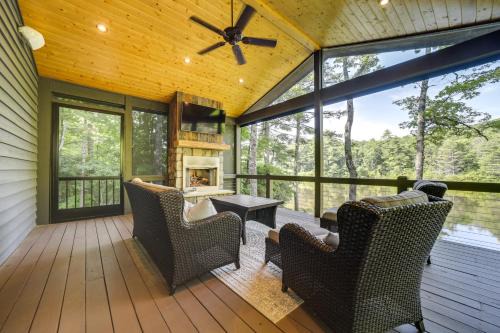 Glenville House | Lakefront Gem w/Fire Pit in Chinquapin Resort!