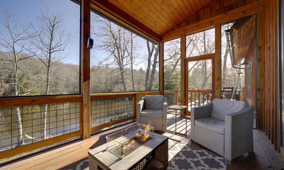 Glenville House | Lakefront Glenville Home w/Pickleball Access!
