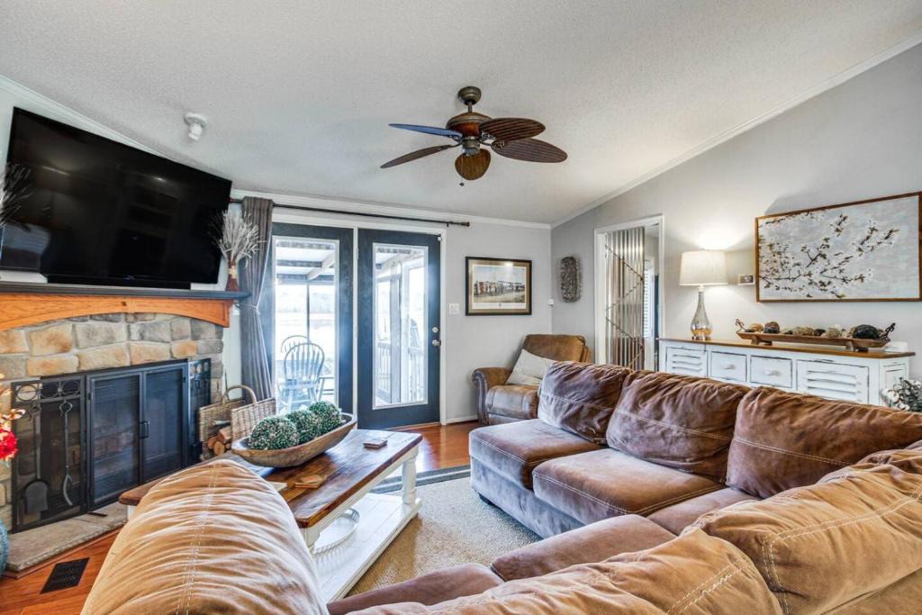Greenwood County House | Lakefront Paradise Cozy Space Games Family Fun