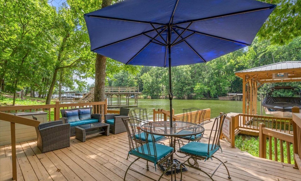 New London Cabin | Lakefront Retreat on Quiet Cove, Dock, Fire Pit, King Bed- close to Uwharrie