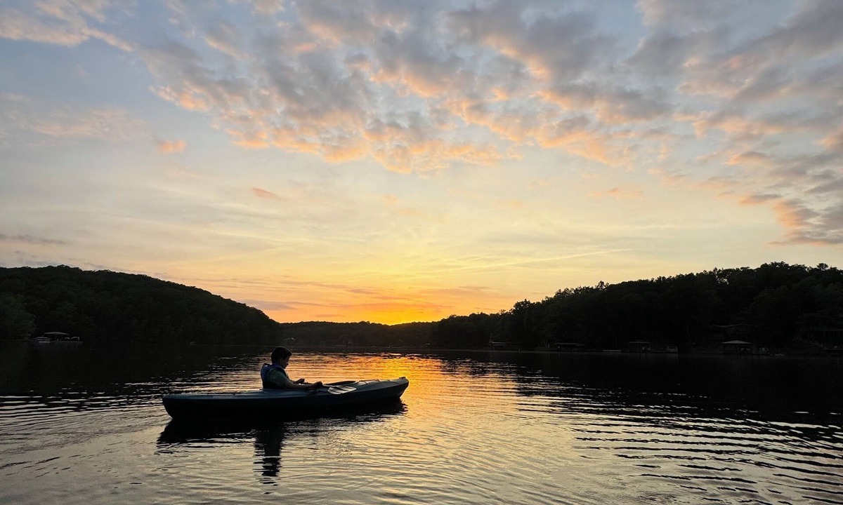 New London House | Lakefront Retreat with Dock & Kayaks -Quiet Cove + Sunsets