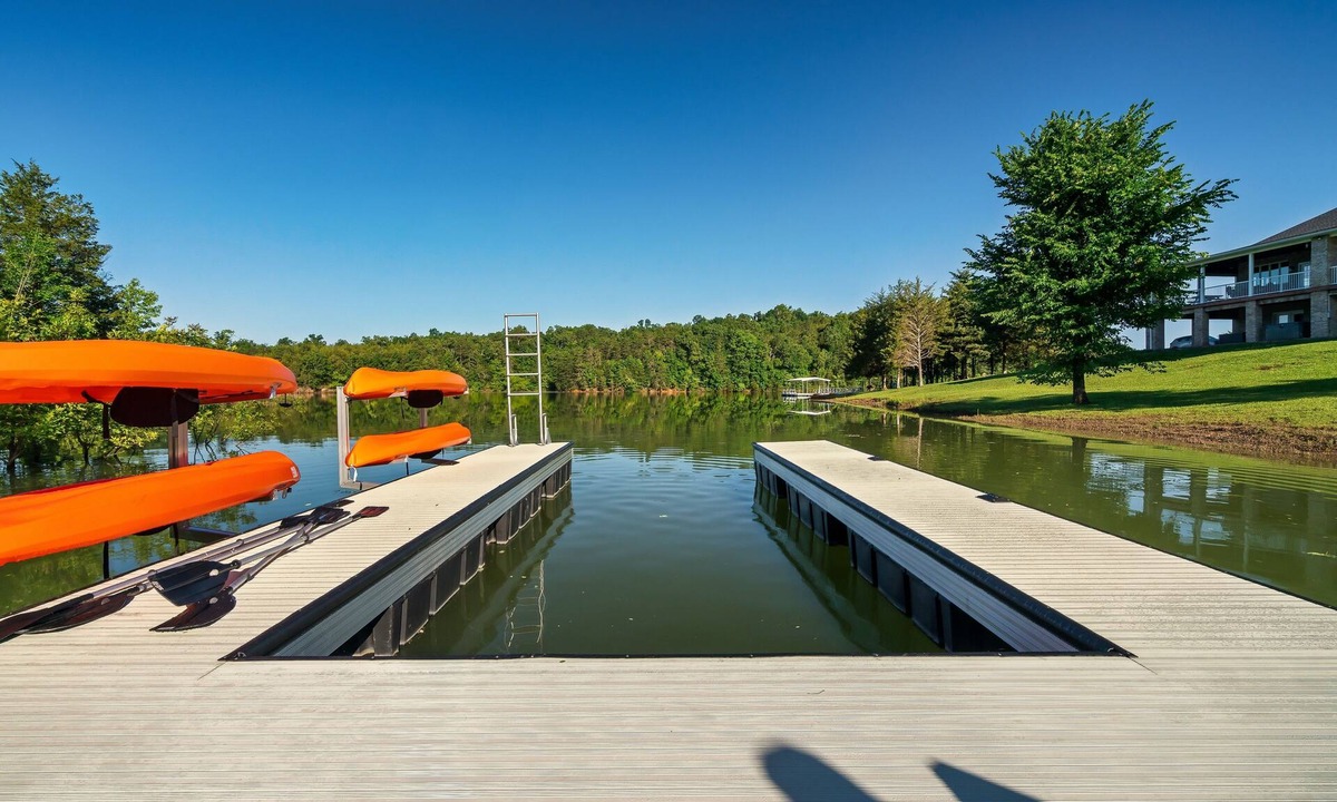 Dandridge Hotel | Lakefront - Unbelievable 3 levels w/Elevator!