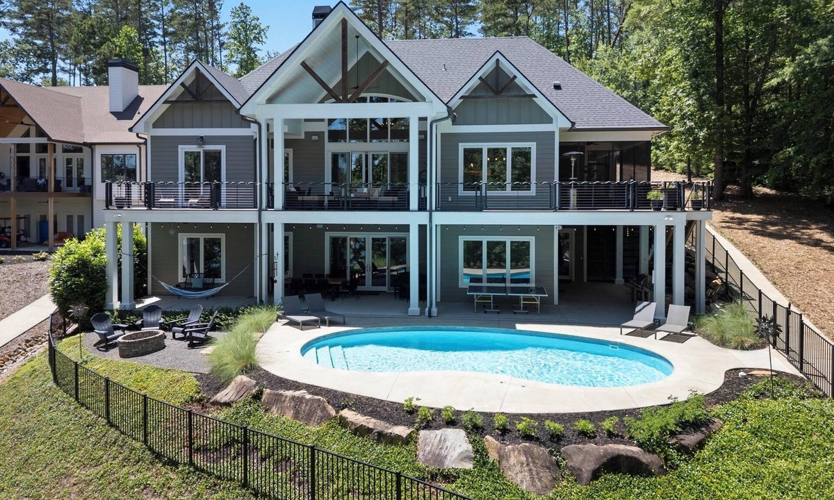 West Union House | LakeHome On The Water, LUXURY Sleeps 18, Pool, Dock, Beach, Close To Clemson