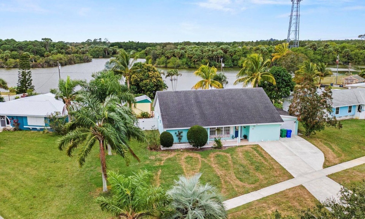 Sebastian Highlands House | Lakehouse with Sunsets, Private Pool and Jacuzzi, 1Mi to Indian River Lagoon
