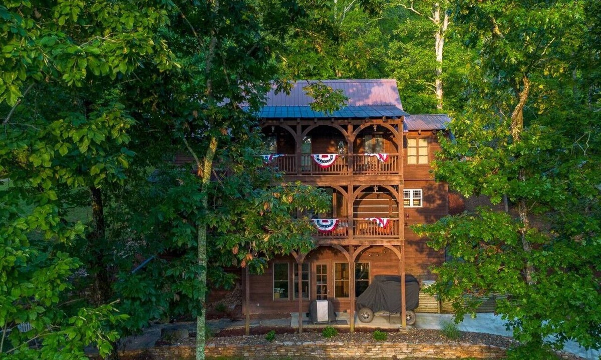 Spring City Cabin | Lakeside Lodge Retreat | Luxury Cabin on Watts Bar