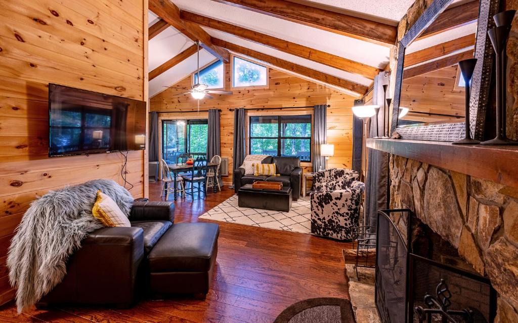 Topton Villa | Lakeside Mountain Oasis - 3 Bedroom Cabin with Outdoor Hot Tub