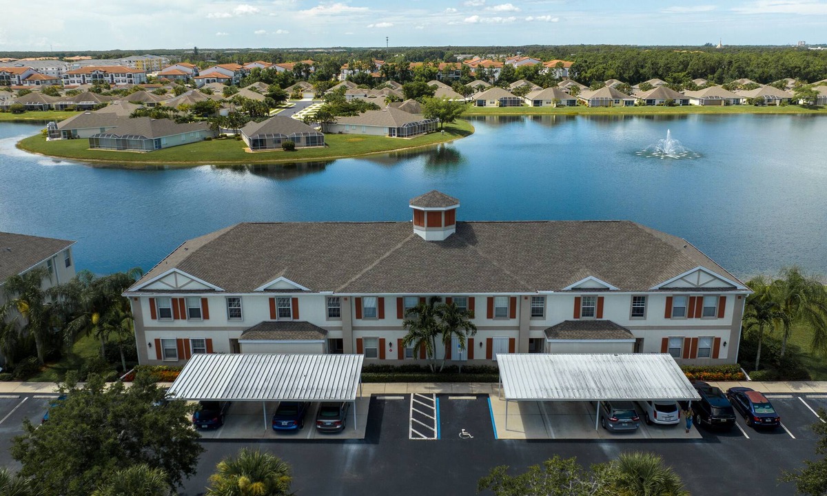 Fort Myers Condo | Lakeview Lanai in Fort Myers! Gated community with resort like amenities!