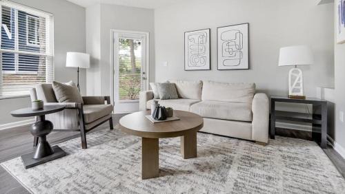 Charlotte Apartment | Landing Modern Apartment with Amazing Amenities (ID1380X259)