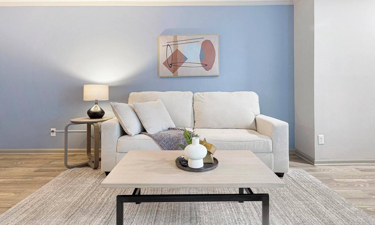 Crabtree Apartment | Landing | Spectacular 2BD, Tennis Court, Pool