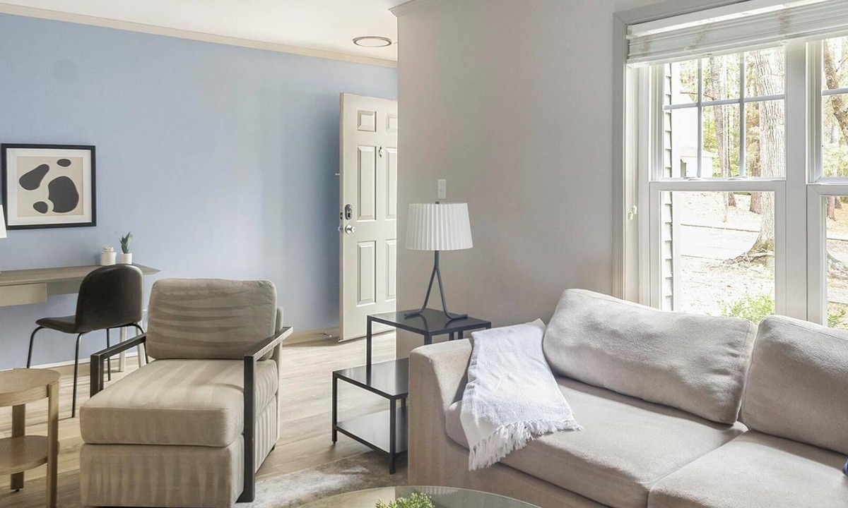 Crabtree Apartment | Landing | Stylish 2BD, Pool, Tennis Court