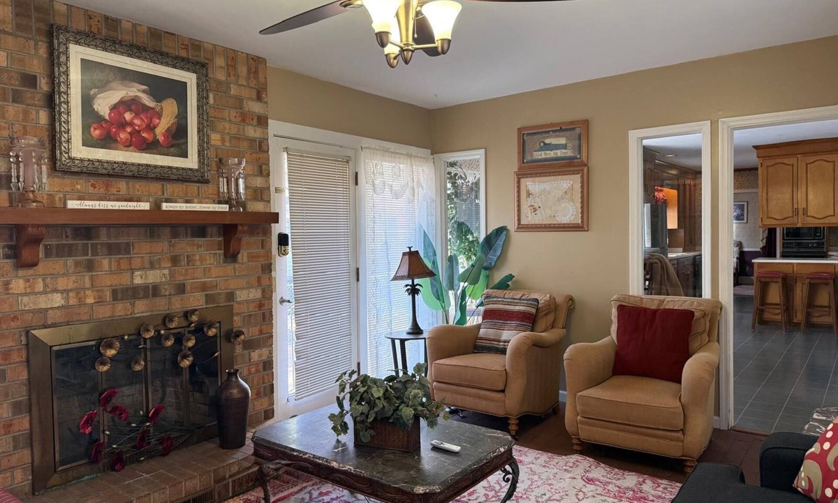 Loris Bed & Breakfast | Large Desirable Corner House