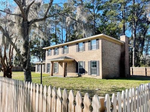 Whitemarsh Island House | Large Home Sleeps 10 Beach & Downtown Dog Heaven