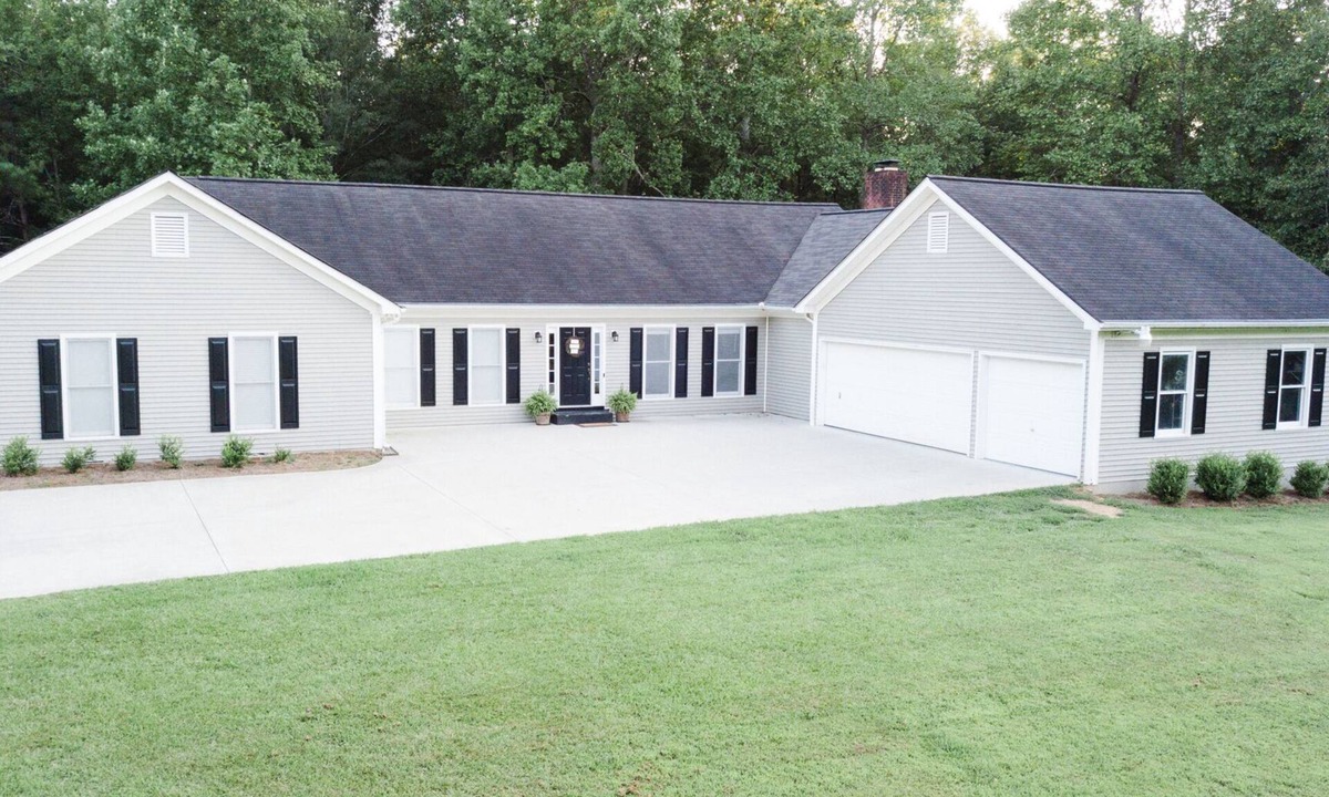Athens House | Large House, Room to Roam, 5BR Sleeps 12 in Athens