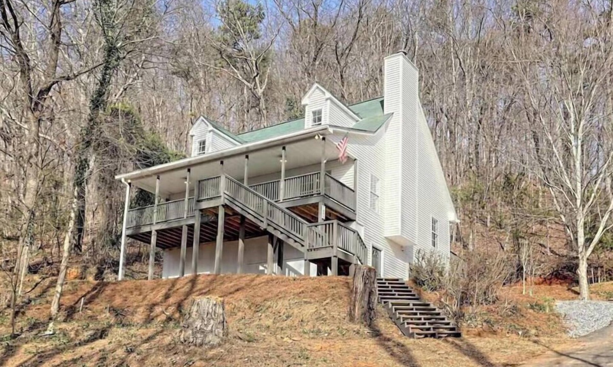 Cleveland House | Last house on the Hill, Cleveland, GA. Near to Helen, water falls, hiking trails