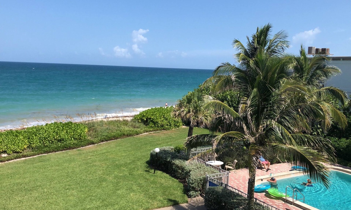 Central Beach Apartment | LAST MINUTE Vero Beach, FL - great ocean views, direct beach access, pool