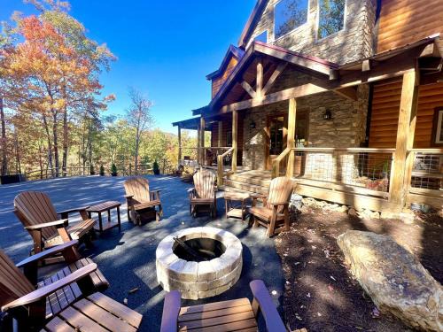 Walland House | Lazy Bear Lodge (5-Bedroom Cabin) with Pool and Mountain in Walland, Tennessee