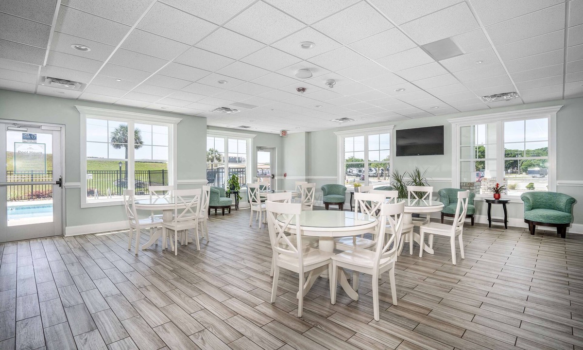 Emerald Isle Hotel | Lighthouse Suites - Best Western Signature Collection