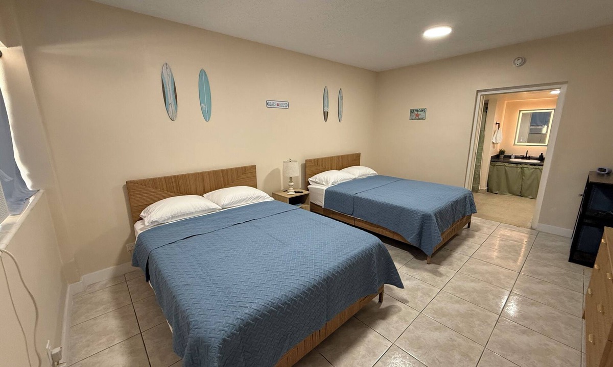 Hallandale Beach Condo | Lil Vacays 2 Queen Room Walk to Beach