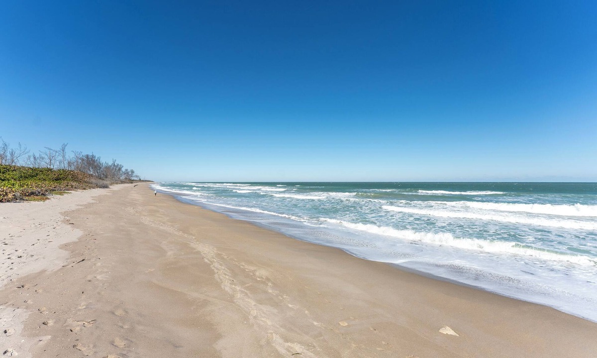 Hutchinson Island South Cottage | Limited-Time Spring & Summer Deals: Dog-Friendly 2BR Beach Getaway