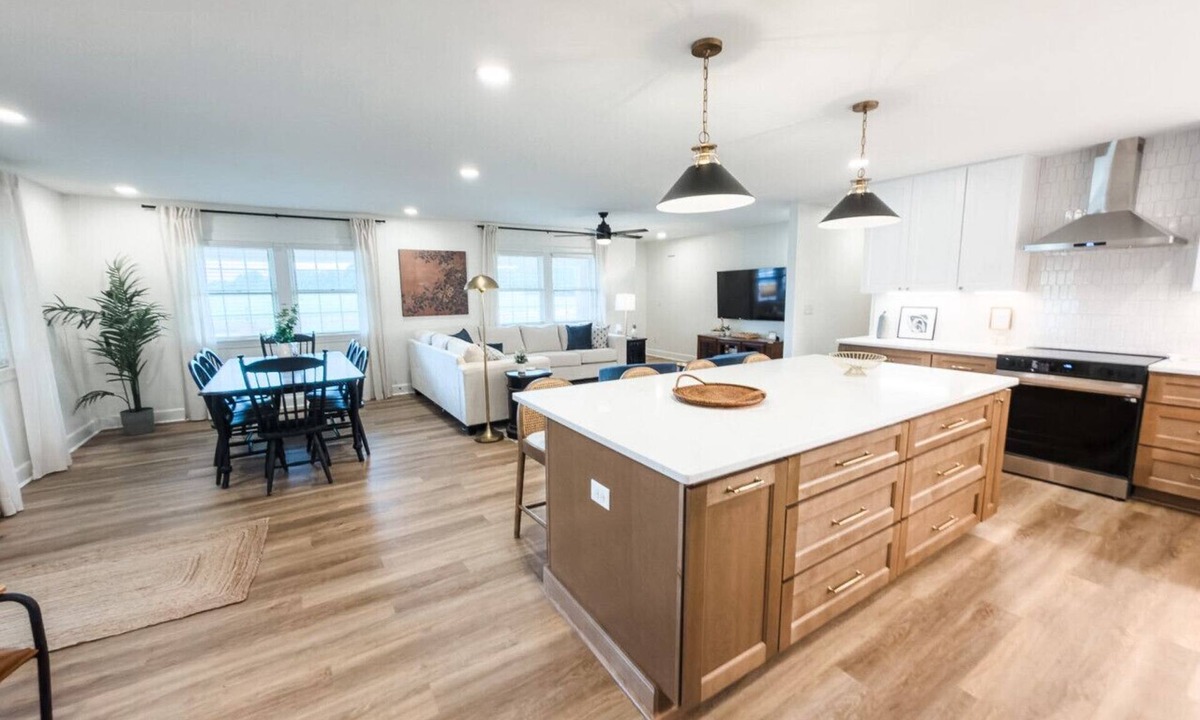 Clinton House | Lindsay Haven | Spacious 5BR Retreat Sleeps 12 Perfect for Groups & Gatherings