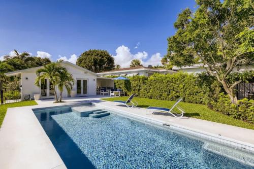 Flamingo Parks House | Little Havana - Unwind in a Tropical Garden Retreat with Private Pool
