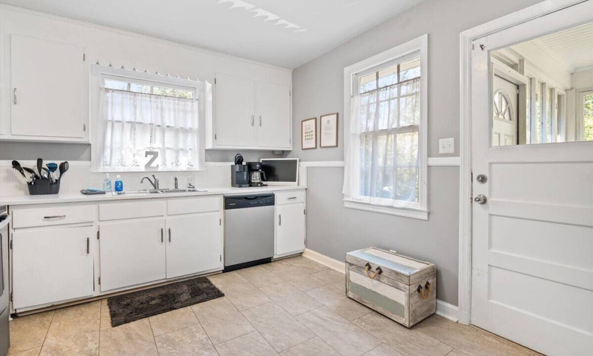 Garden City House | Little Z's, 3BR Home Very Close to SAV Port+Pets