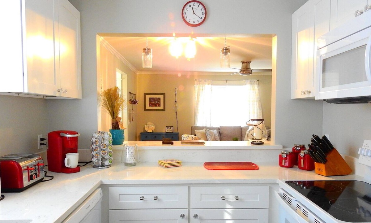 Port Royal House | Located in the center of Port Royal! A stones throw from Parris Island.