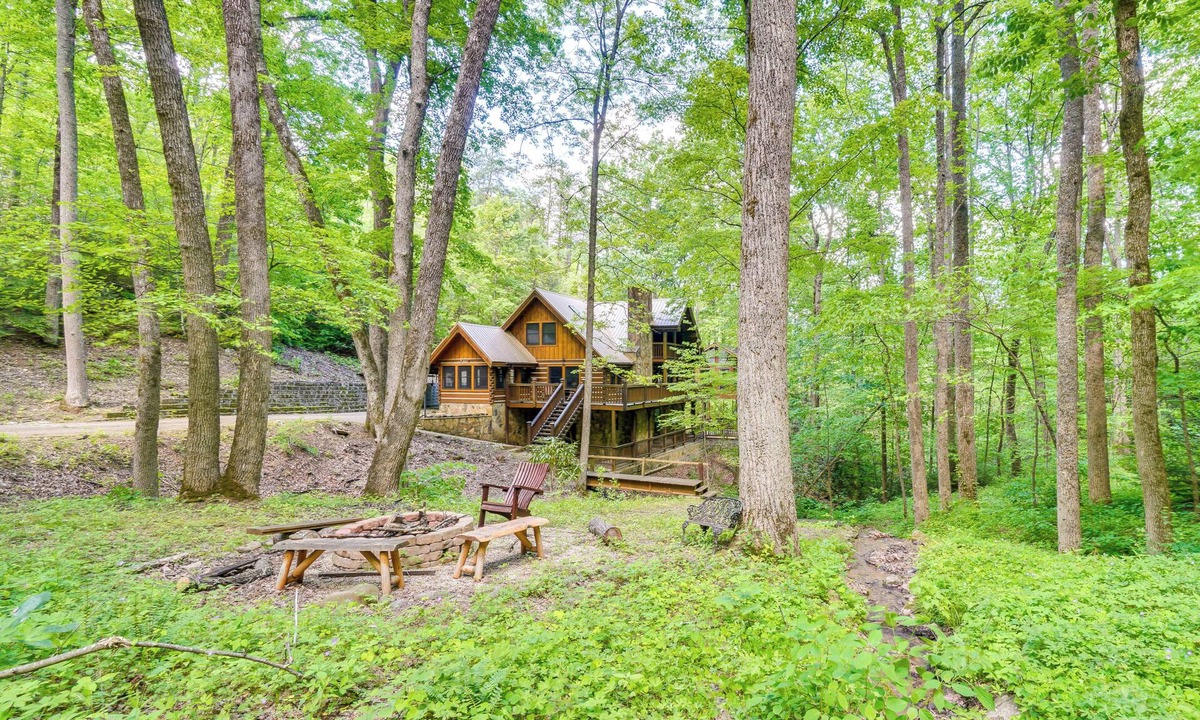 Wears Valley Cabin | Log Cabin w/Vaulted Great Room & Creek Near GSMNP