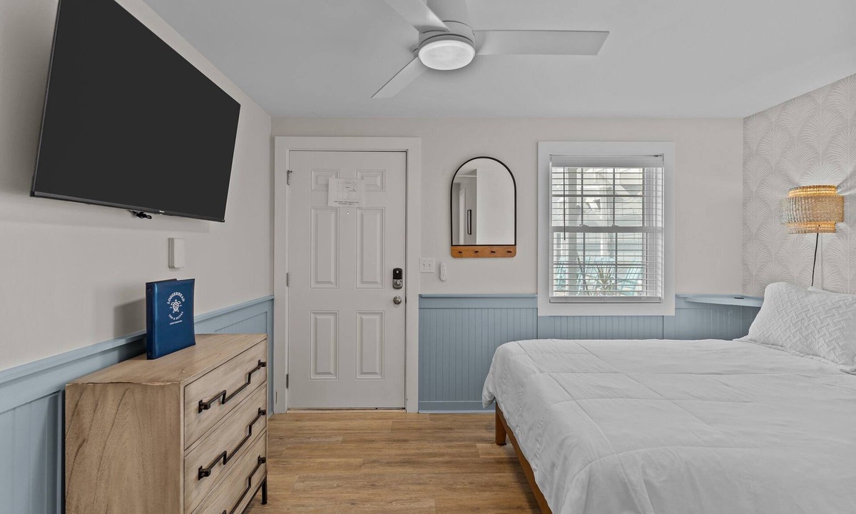Surf City Hotel | Loggerhead Inn & Suites - Queen Room in hotel in Surf City, North Carolina