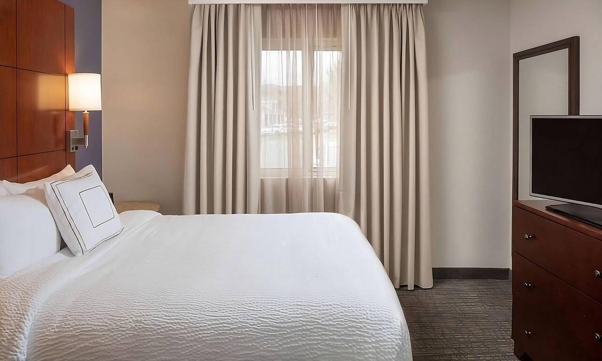Brentwood Hotel | Look No Further! Close to Nashville's Best and Minutes to The Parthenon!