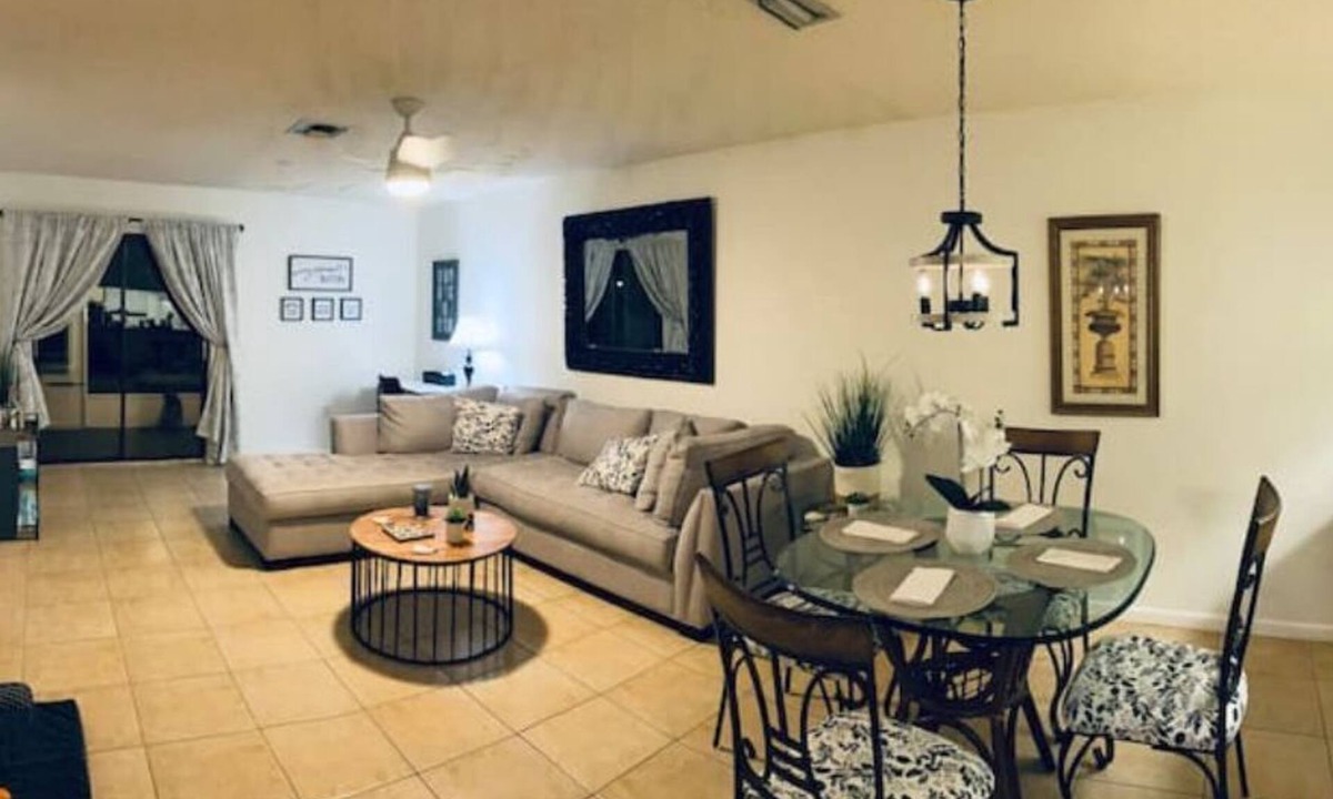 Sun 'N Lake Apartment | Lovely 1 bedroom unit with pool