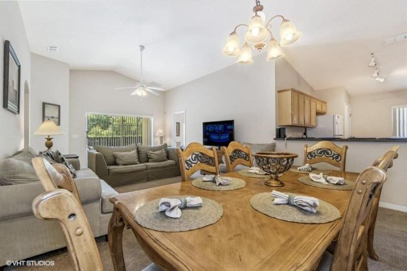 Greater Groves House | Lovely 5 Bedroom Pool Home with Conservation View In Clermont