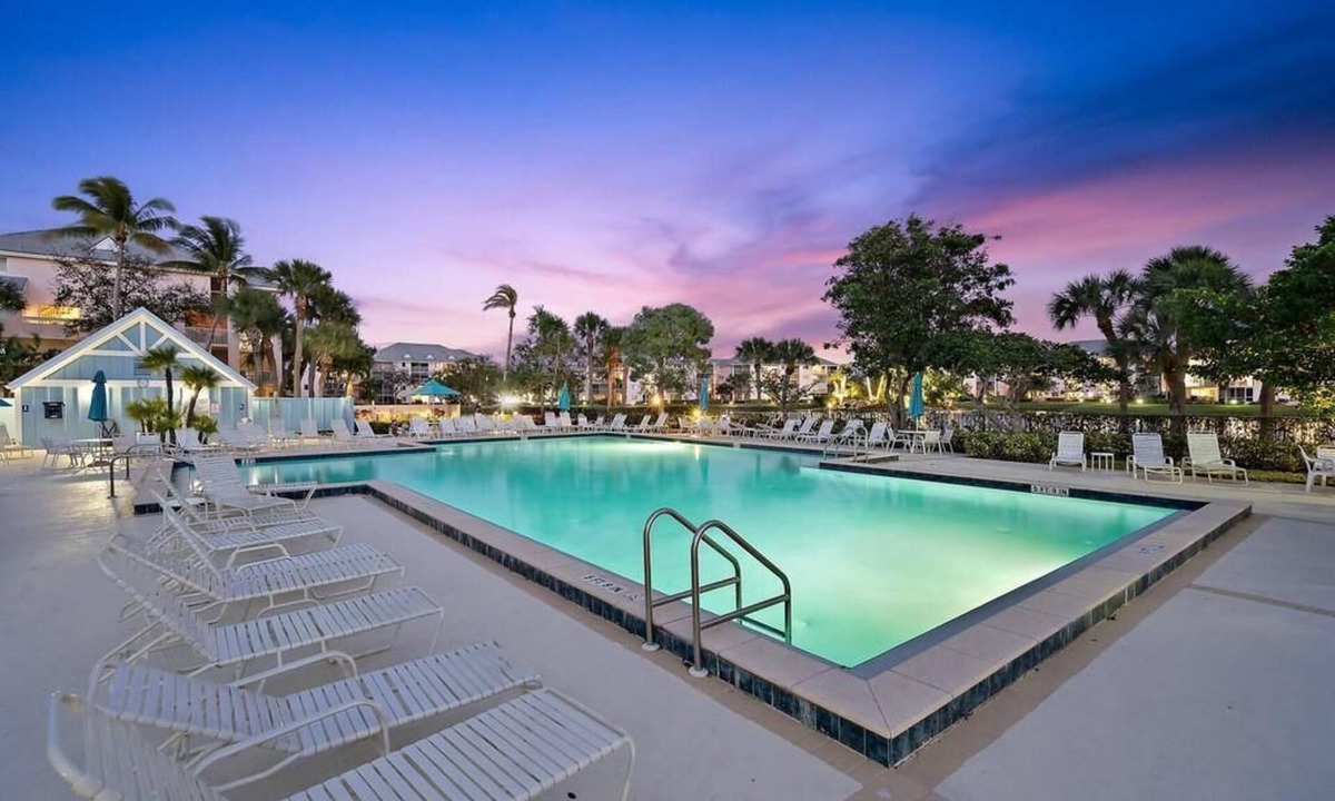 Jupiter Bay Condo | Lux 2/2 Resort Condo w Lake View close to beach ON SALE DUE TO CONCRETE WORK