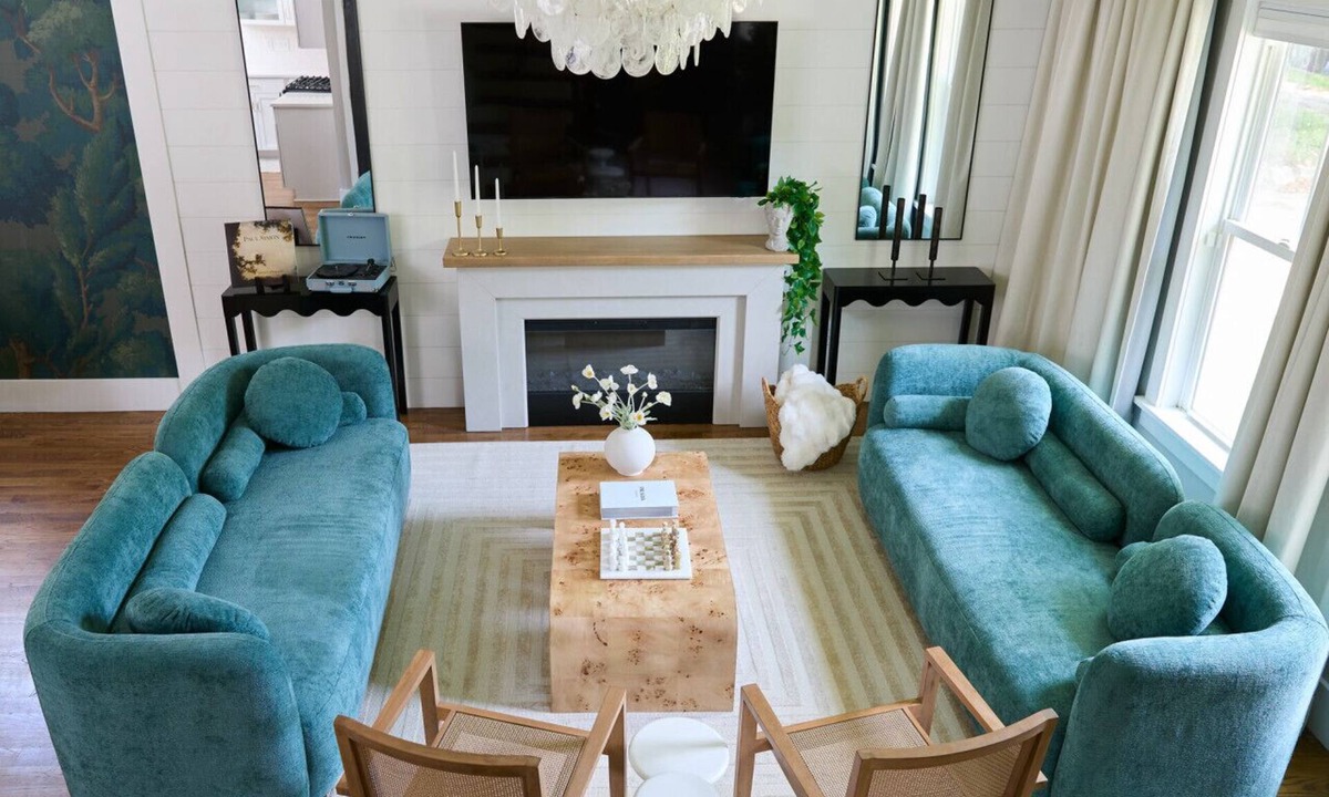Downtown House | Luxe Retreat 3 Mins from DT, 8 to NC State, Sleeps 12, 3 King beds, Hot Tub, Fire Pits, Arcade, Hidden Bookcase, Treasure Hunt