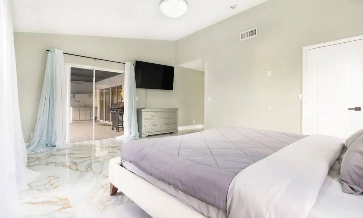 Greenview Shores House | Luxurious modern lakefront home, minutes away from International Equestrian Ctr