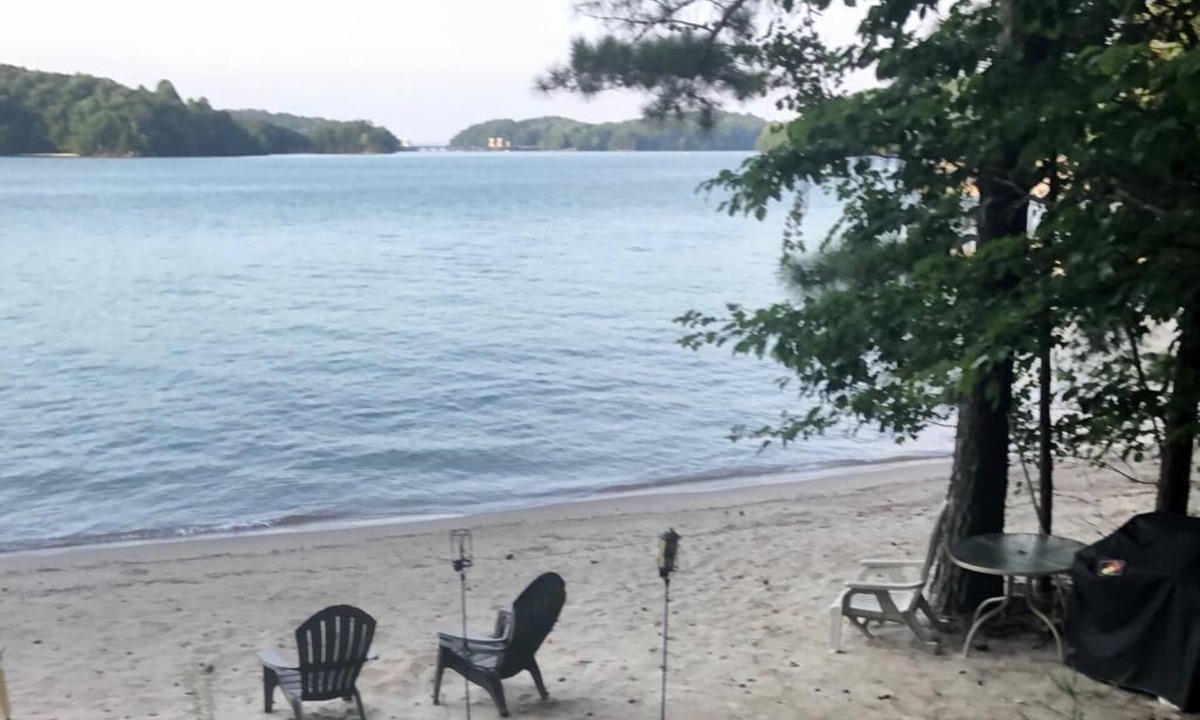Buford House | Luxurious Oasis over Lake Lanier Islands & Margaritaville! Hot Tub! Boat Dock!
