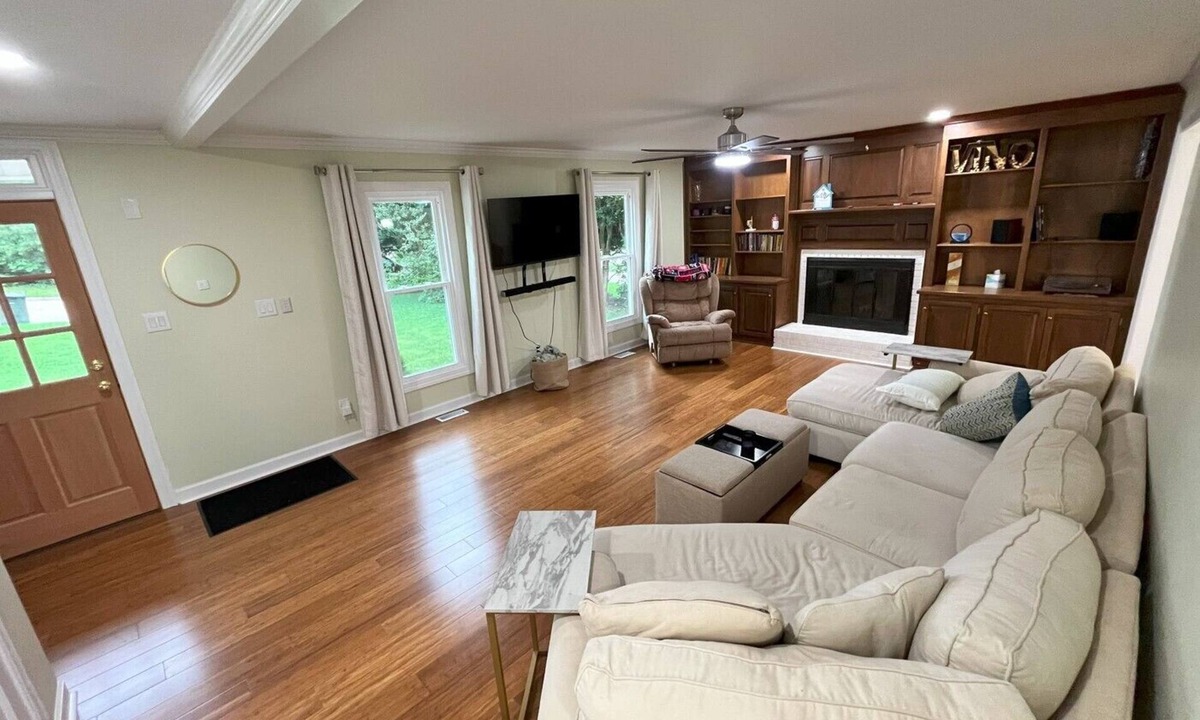 Northwest Raleigh House | Luxurious, Pet-Friendly, 6-bed home near RDU and North Hills w/2-car garage