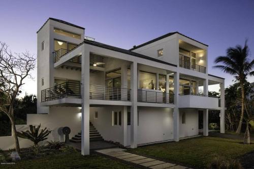 Summerplace House | Luxurious Retreat At The Whispering Palms
