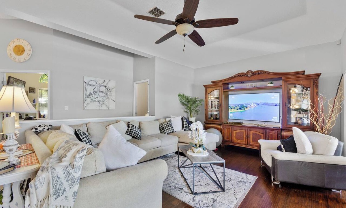 East County Civic Group House | Luxury 4 bedroom 3 bath with pool and office in Valrico