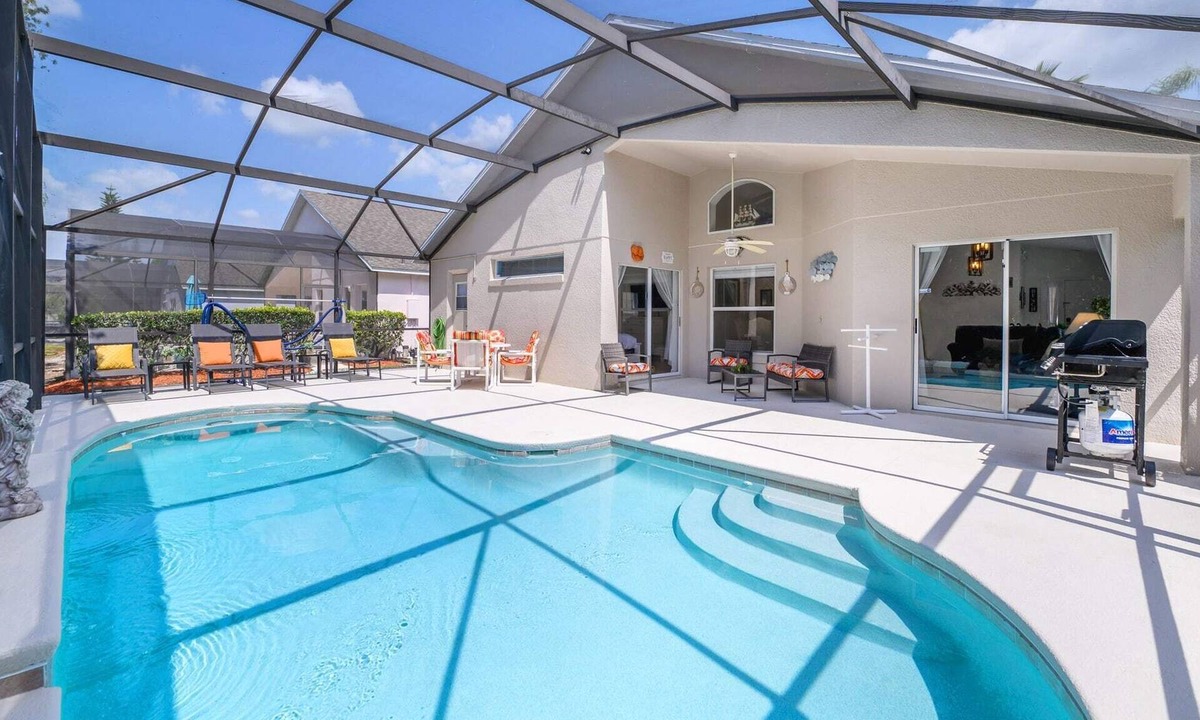 Lake Berkley House | Luxury 4BR Home - Private Pool - Near Disney!