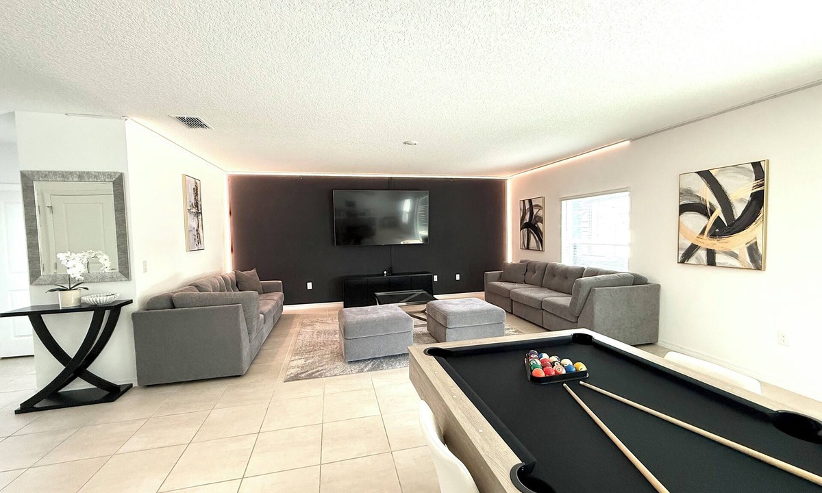 St. Cloud House | Luxury 4BR House Hot Tub Gym Pool Table Near Disney & Orlando