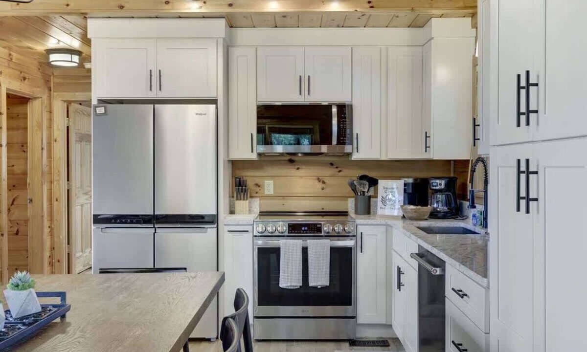 Necowa Cove Cabin | Luxury Cabin with Hot Tub & Lake Views