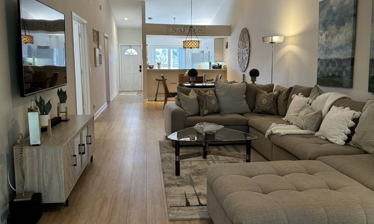 Naples Condo | Luxury condo with resort pool, 10 mins to 5th & beaches