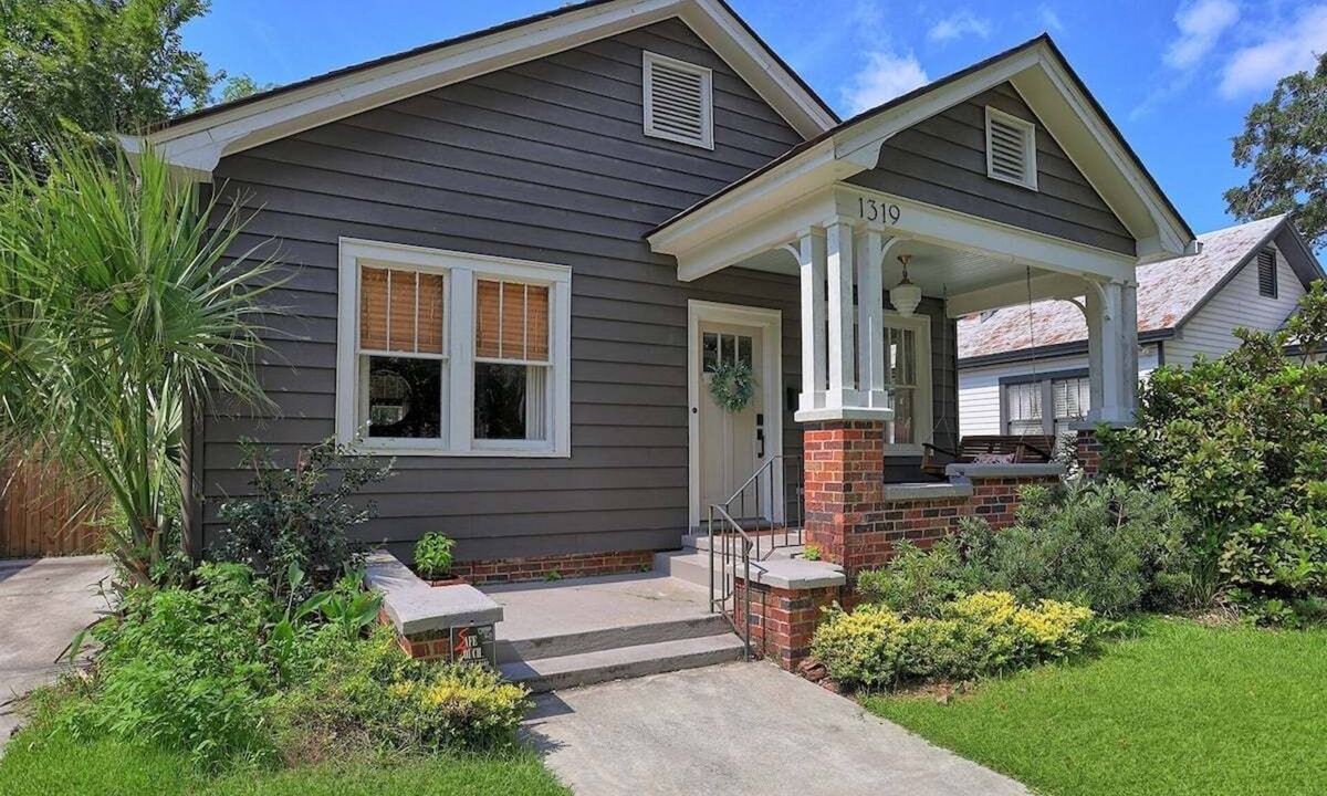 Live Oak House | Luxury Daffin Getaway | Designer Kitchen + Yard