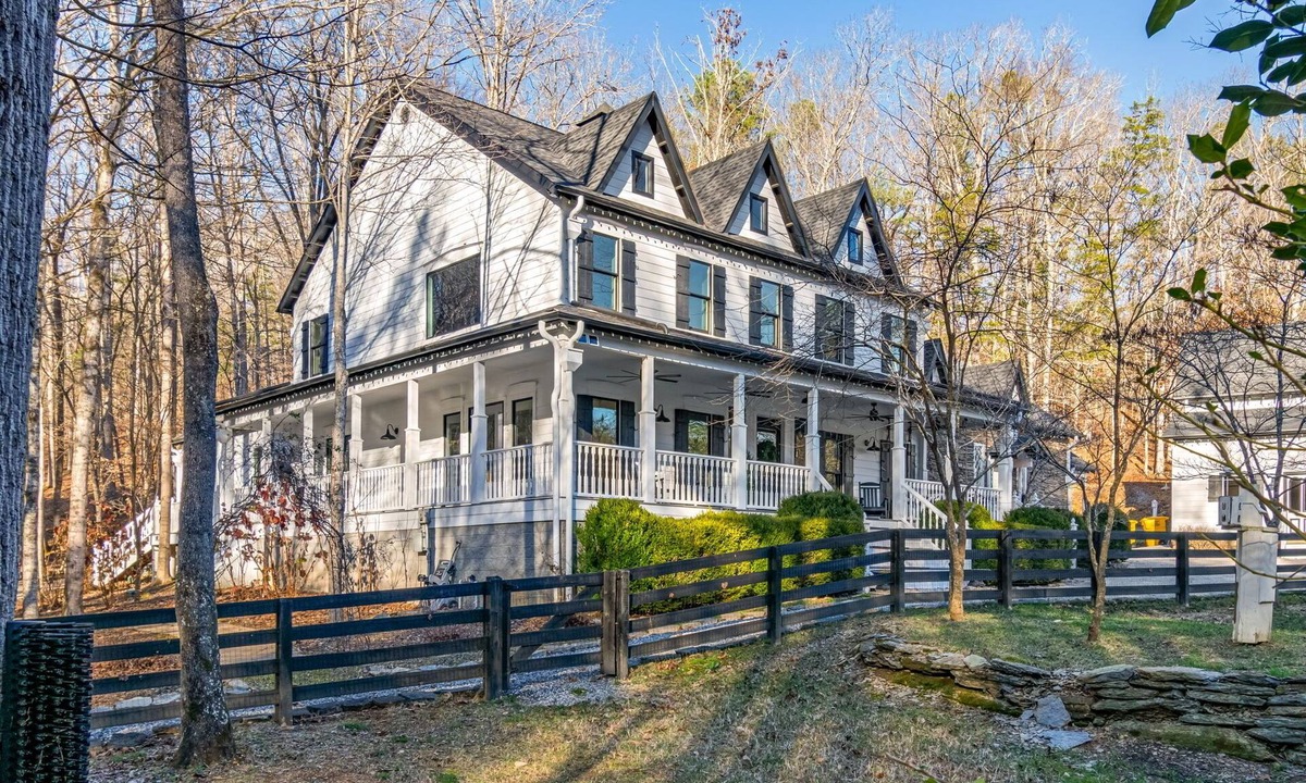 Franklin House | Luxury Franklin Farmhouse near Leipers Fork- 5000sf with hot tub, fire pit, BBQ