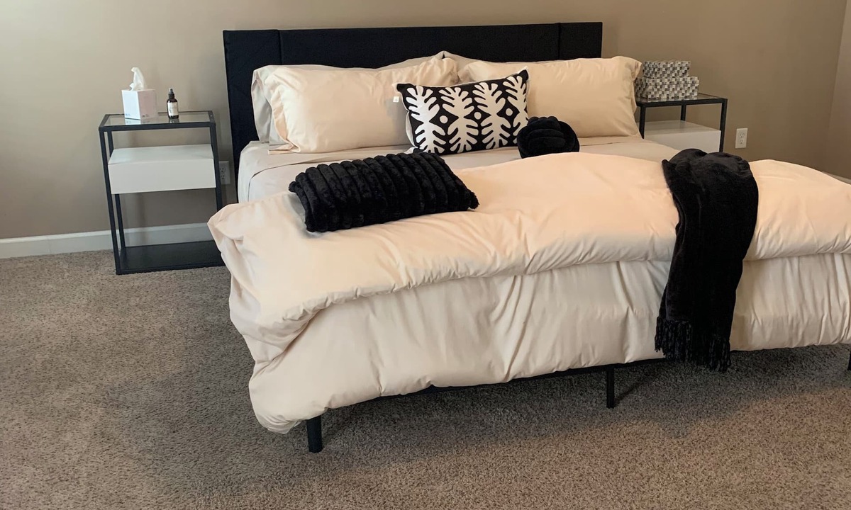 Fayetteville House | Luxury Gated Retreat Near Fort Bragg – Spacious 2BR with Garage