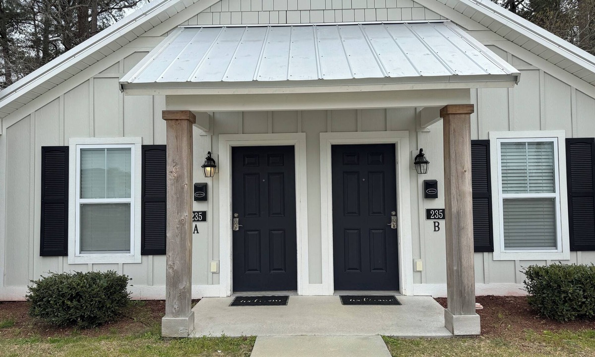 Elizabethtown Resort | Luxury Lodging, Lakefront View , 2 Queen Bed w/Private Bath, Private Patio.