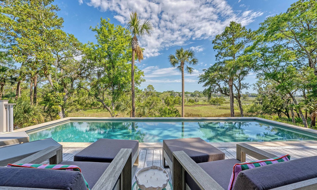 Vanderhorst Plantation House | Luxury Marshfront Retreat with pool and 4 king suites